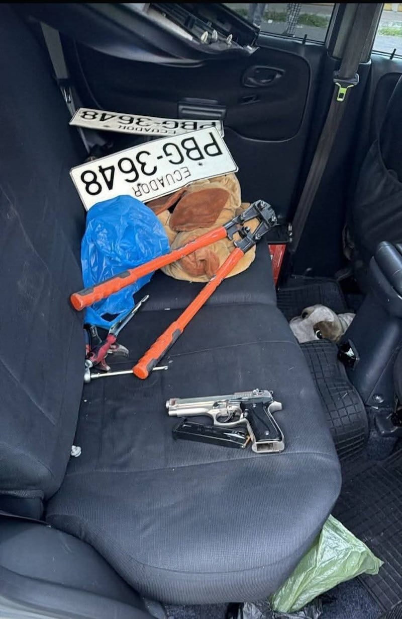 Detienen a los delincuentes que fueron captados en video robando en un Vitara al sur de Quito - Fuente: Policía Nacional