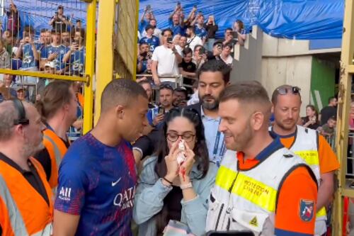 Una aficionada tuvo que ser intervenida tras recibir un balonazo de Mbappé