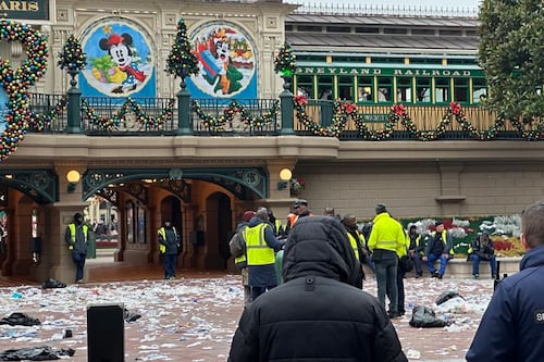 Huelga de trabajadores de limpieza en Disneyland París, así luce el parque de diversiones