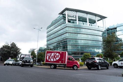 Un camión de KitKat® circula con convoy de seguridad en Ecuador