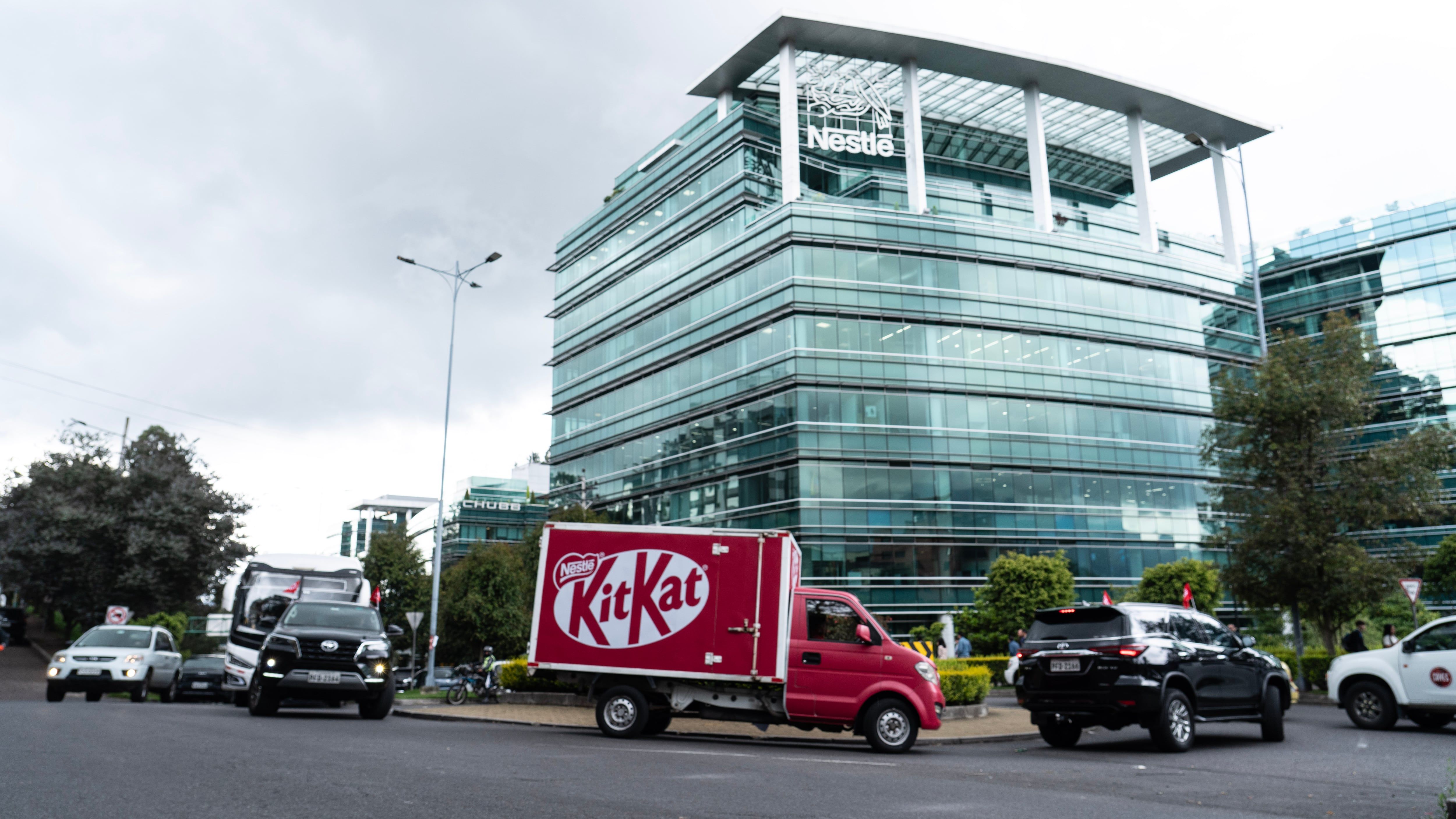 Un camión de KitKat® circula con convoy de seguridad en Ecuador