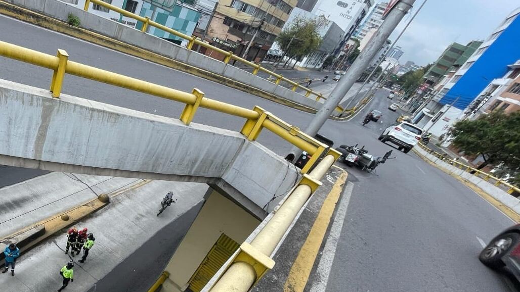Moto con dos ocupantes cayó desde un puente de 10 metros de altura en la Av. 10 de Agosto