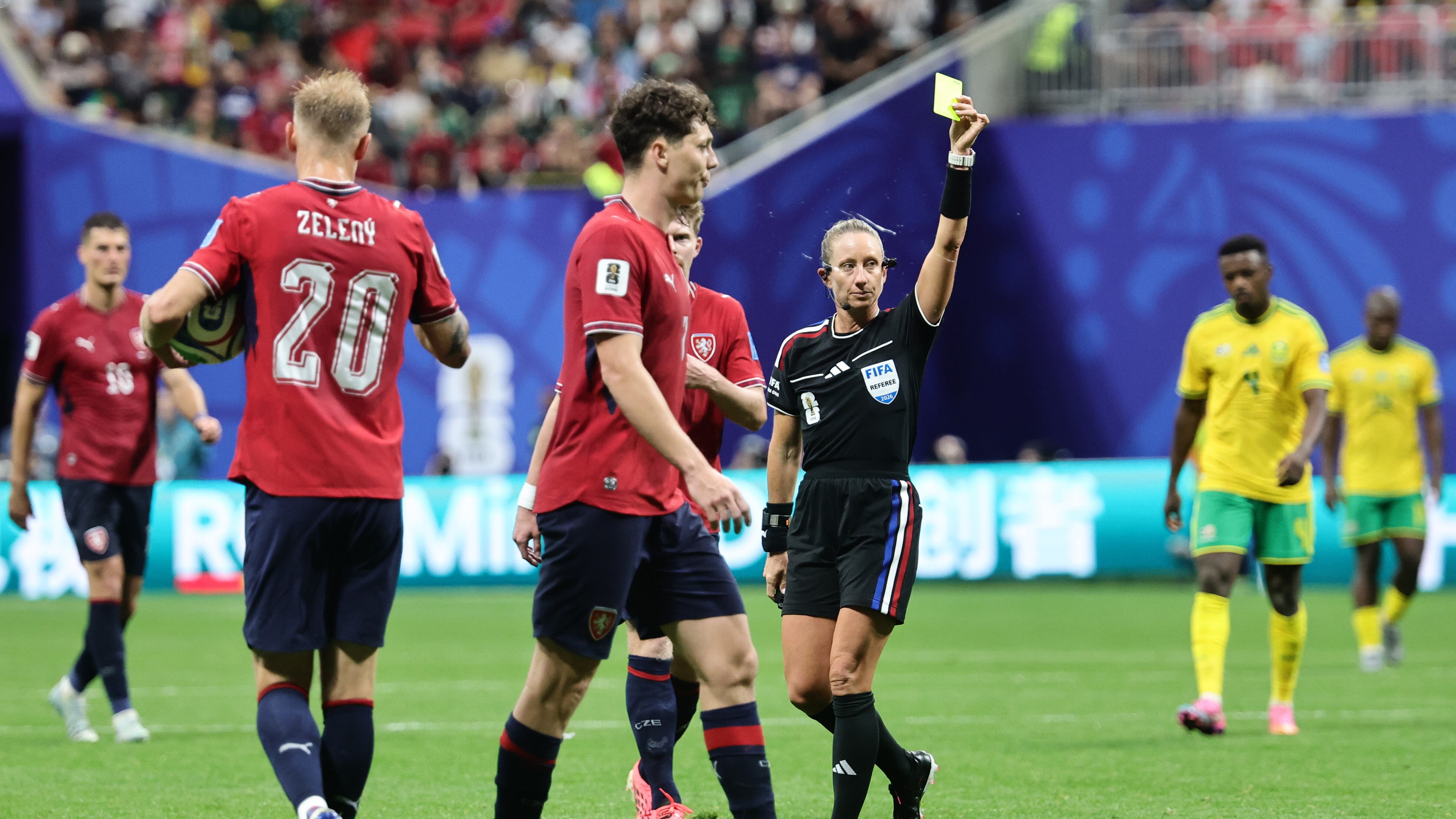 ATLANTA (United States), 18/06/2026.- Referee Tori Penso shows a yellow card during the FIFA World Cup 2026 group stage match Czechia against South Africa, in Atlanta, USA, 18 June 2026. (Sudáfrica) EFE/EPA/RONALD WITTEK