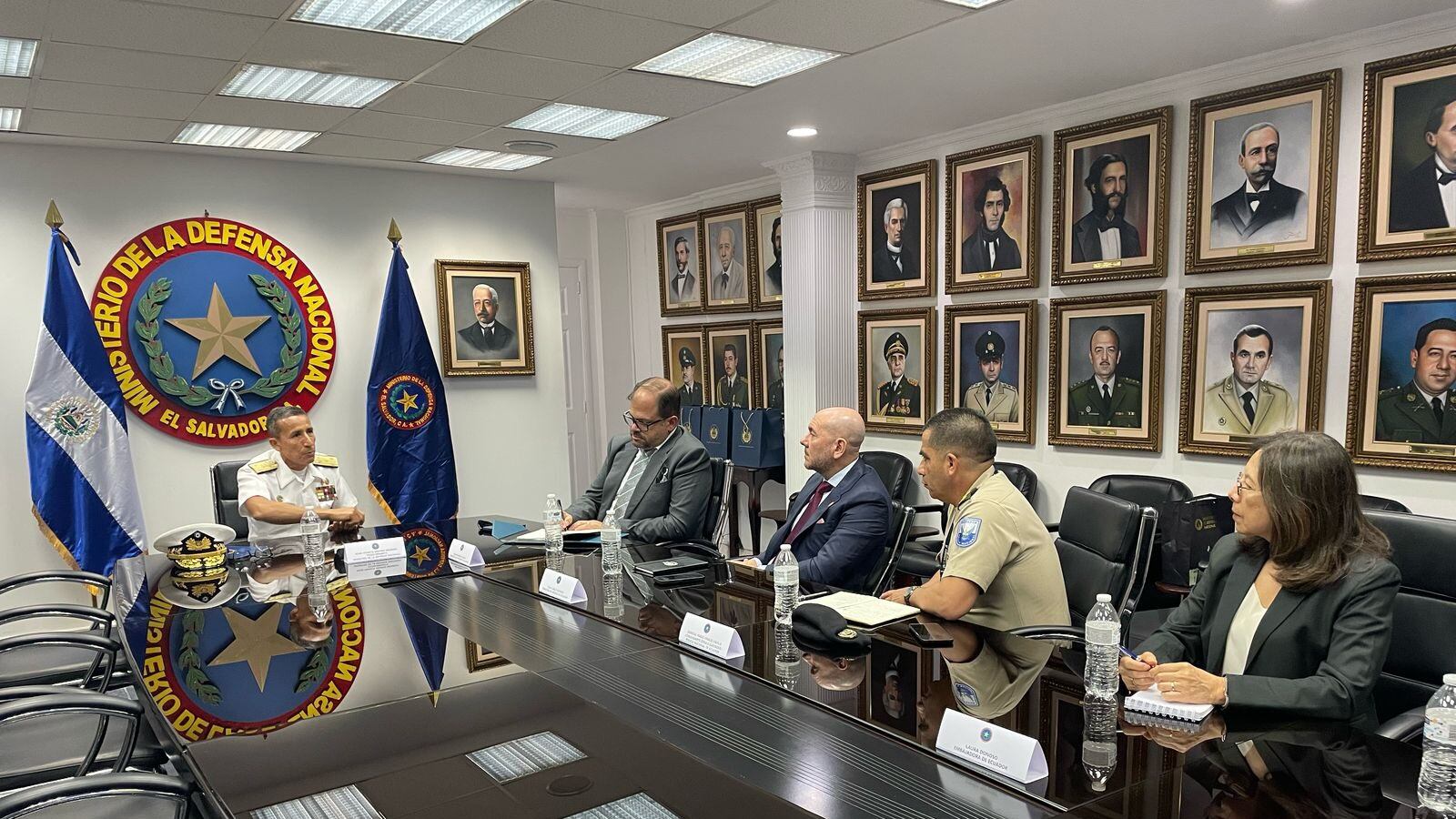 Así fue la visita de dos ministros de Ecuador a la mega cárcel de El Salvador