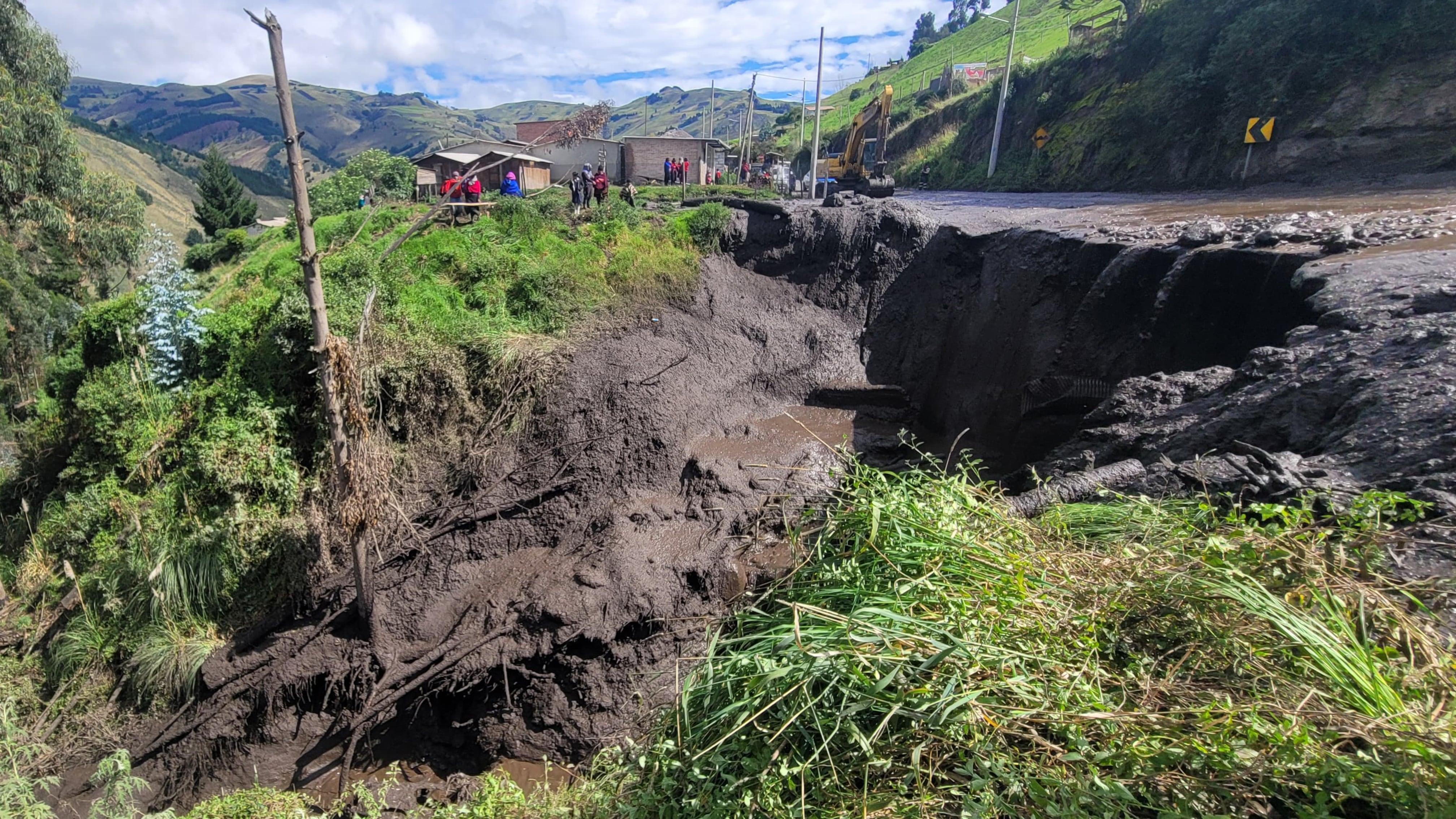 Rescatan tres cuerpos de personas atrapadas tras derrumbe en la vía Riobamba – Macas