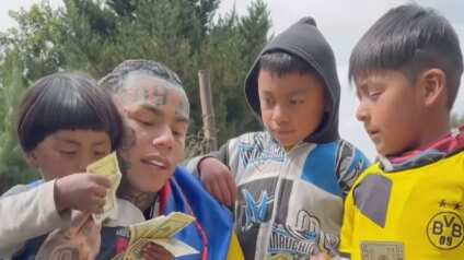 El rapero entregó miles de dólares a niños de escasos recursos.
