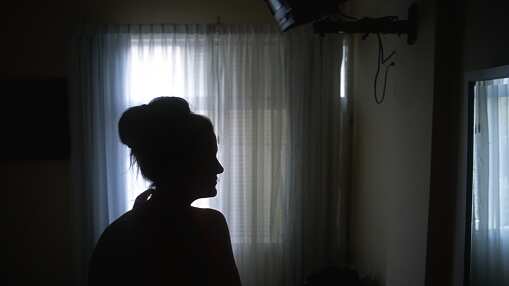 Investigan a un hombre que enterró a su suegra en el patio de su casa