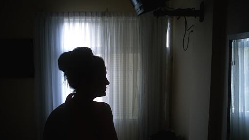 Investigan a un hombre que enterró a su suegra en el patio de su casa