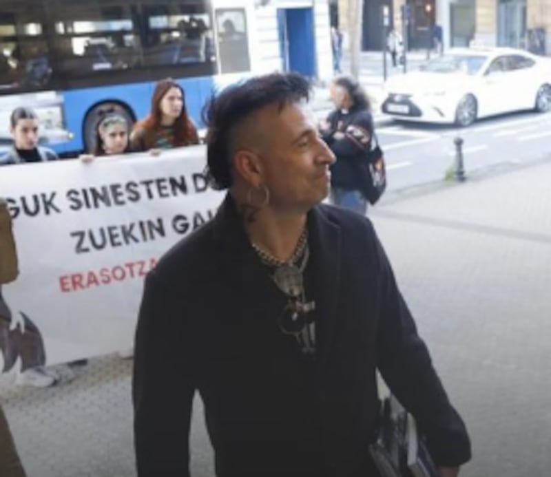 El docente enfrenta un juicio en España por presuntos delitos sexuales