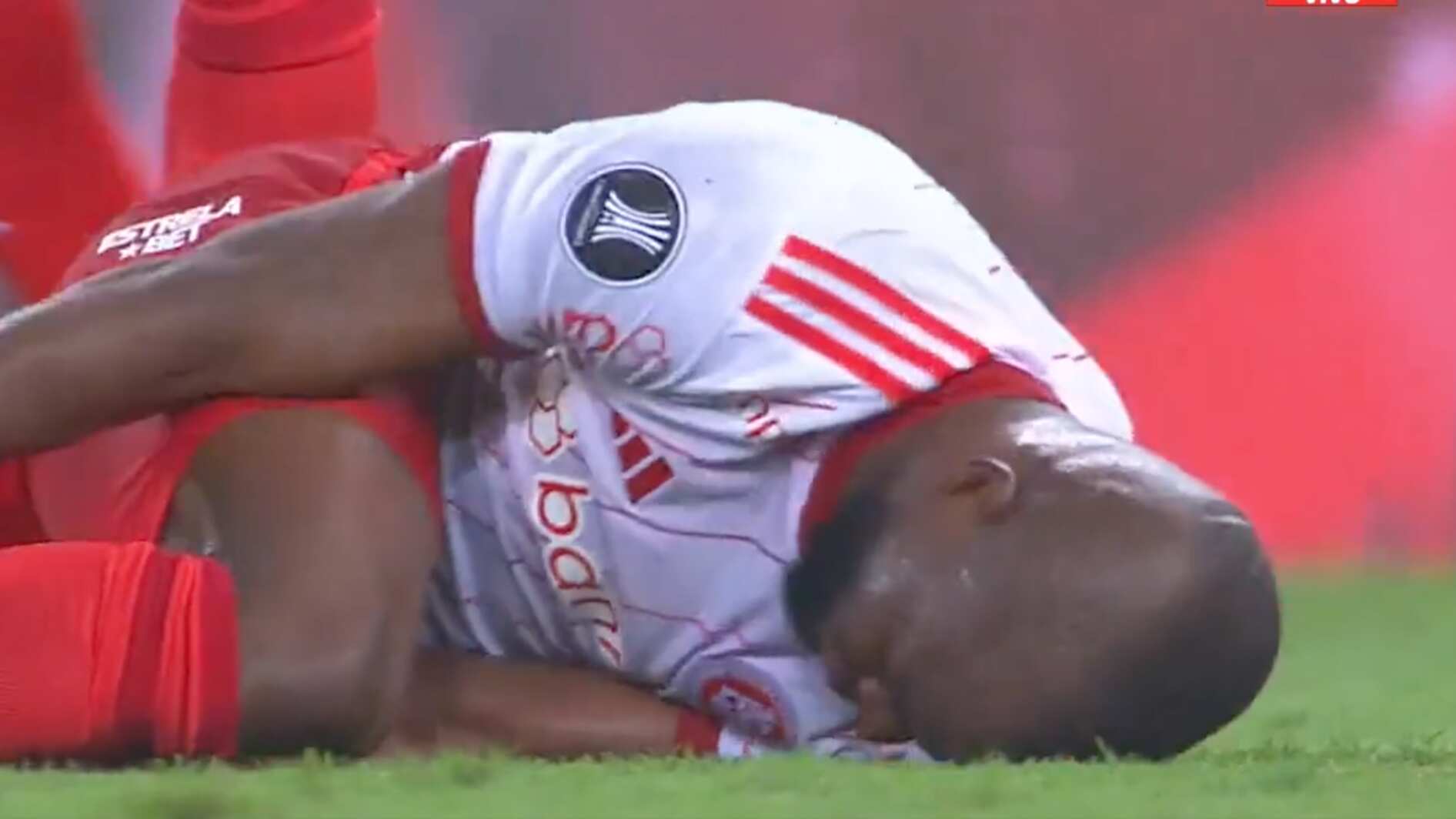 Enner Valencia con el Inter de Porto Alegre después de una falta ante Fluminense