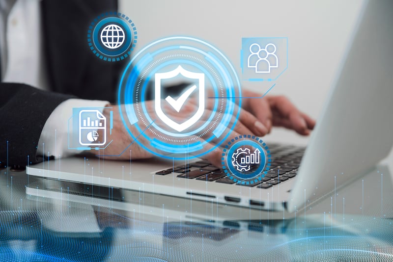 Hoy más que nunca es importante adoptar buenas prácticas de seguridad digital para proteger tu identidad en un entorno donde los riesgos crecen al ritmo de la conectividad. Foto: Freepik.