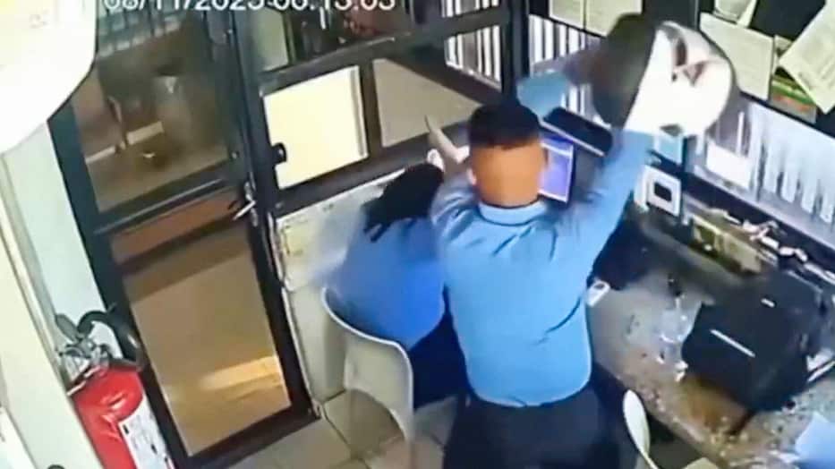 Vigilante utiliza el casco de motocicleta para golpear a su compañera