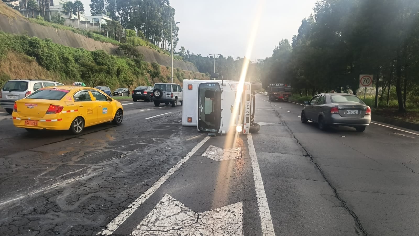 Una persona resultó herida luego de que un camión se volcó en la Ruta Viva en Quito. Foto: Cortesía