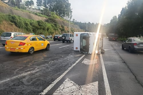 Una persona resultó herida luego de que un camión se volcó en la Ruta Viva, en Quito