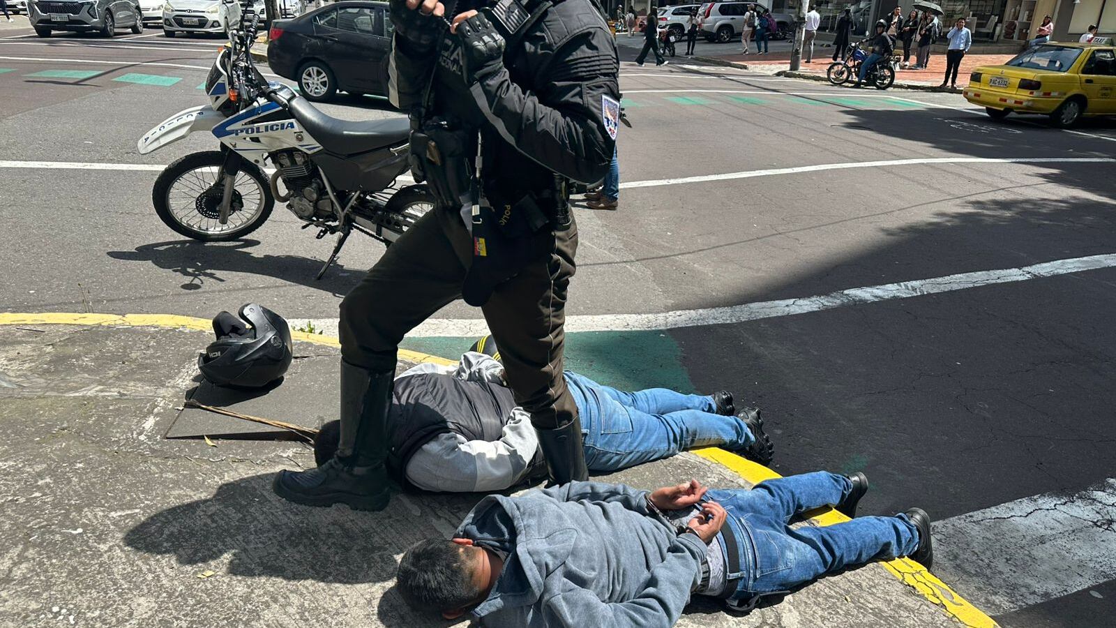 Robos de celular en la 12 de Octubre, centro de Quito