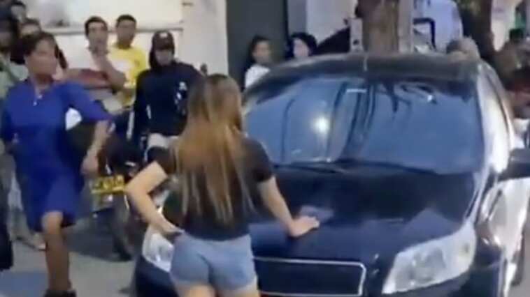 Video: Joven destroza el carro de su padre tras verlo con otra mujer que no era su madre