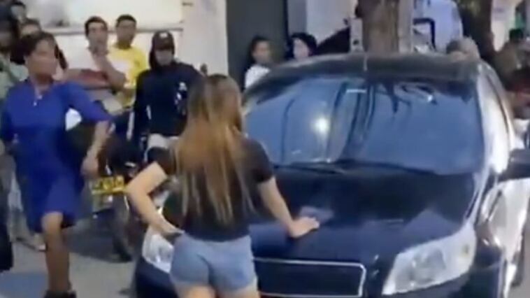 Video: Joven destroza el carro de su padre tras verlo con otra mujer que no era su madre