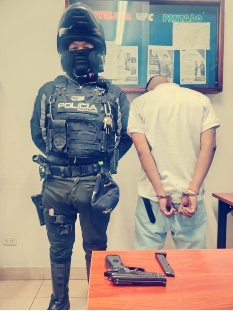 Menor habría intimidado a personas con una pistola en los exteriores de discotecas en el sur de Quito