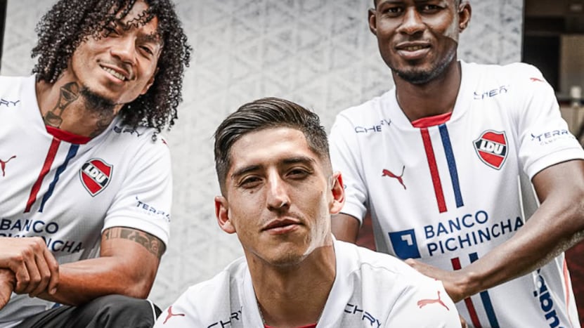 Liga de Quito presenta su camiseta conmemorativa.