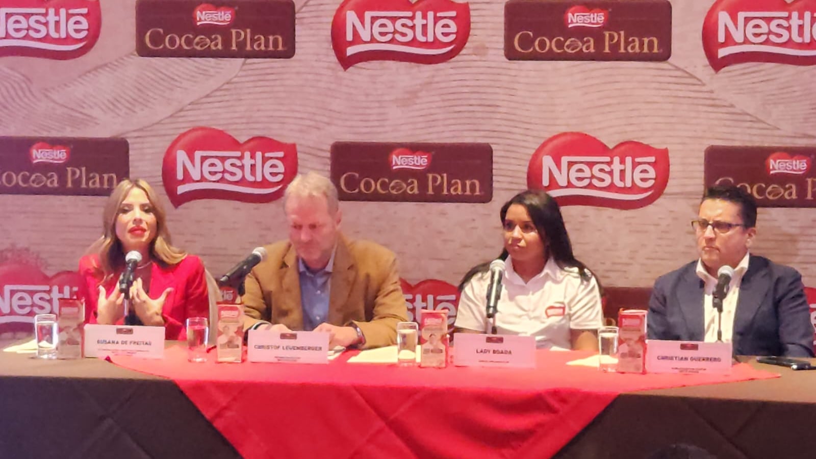La noche del 19 de julio, Nestlé realizó en Guayaquil un homenaje a los cacaoteros ecuatorianos con el lanzamiento de su edición limitada “Nestlé Chocolatería”.