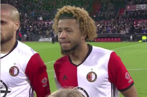 Perdió a su madre y los hinchas le dedicaron emotivo homenaje