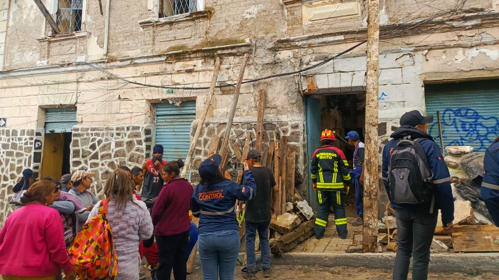 Colapso estructural en una vivienda abandonada de La Tola, en Quito