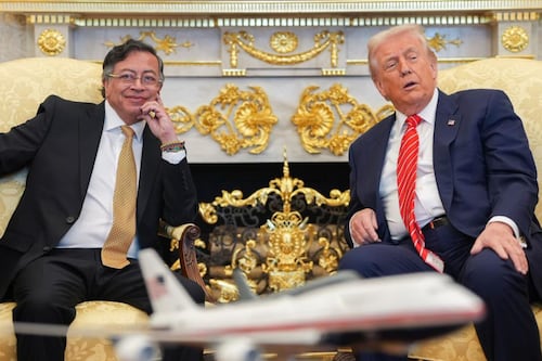 Los regalos que Gustavo Petro le llevó a Donald Trump en su reunión en la Casa Blanca