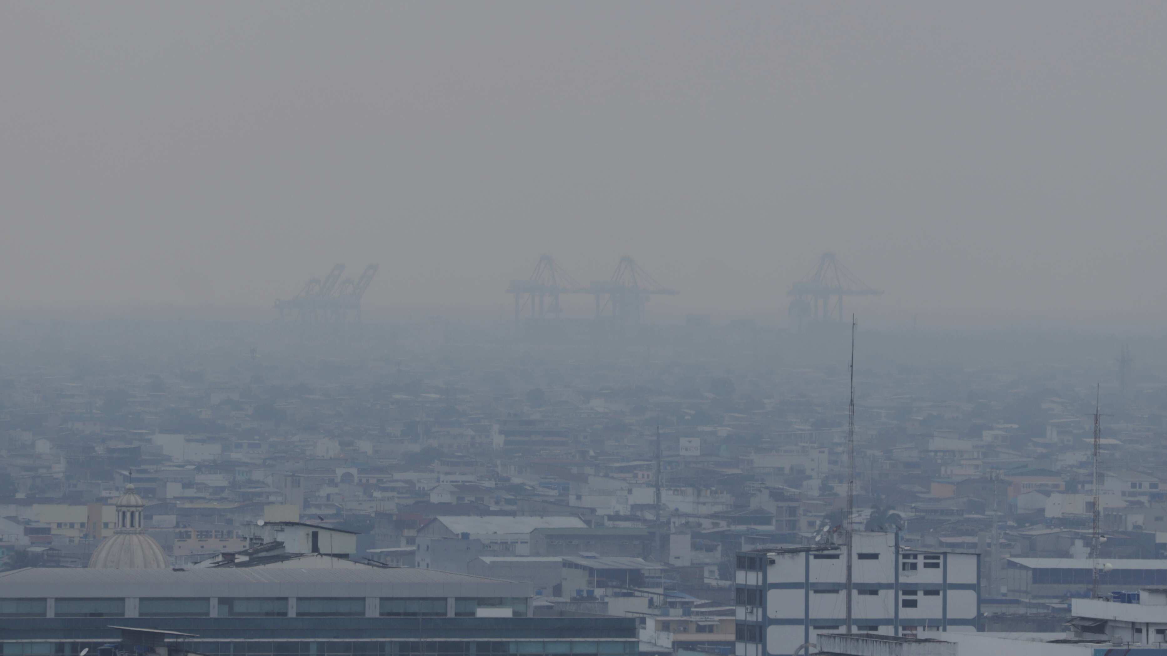 Una especie de neblina cubre varias zonas de Guayaquil