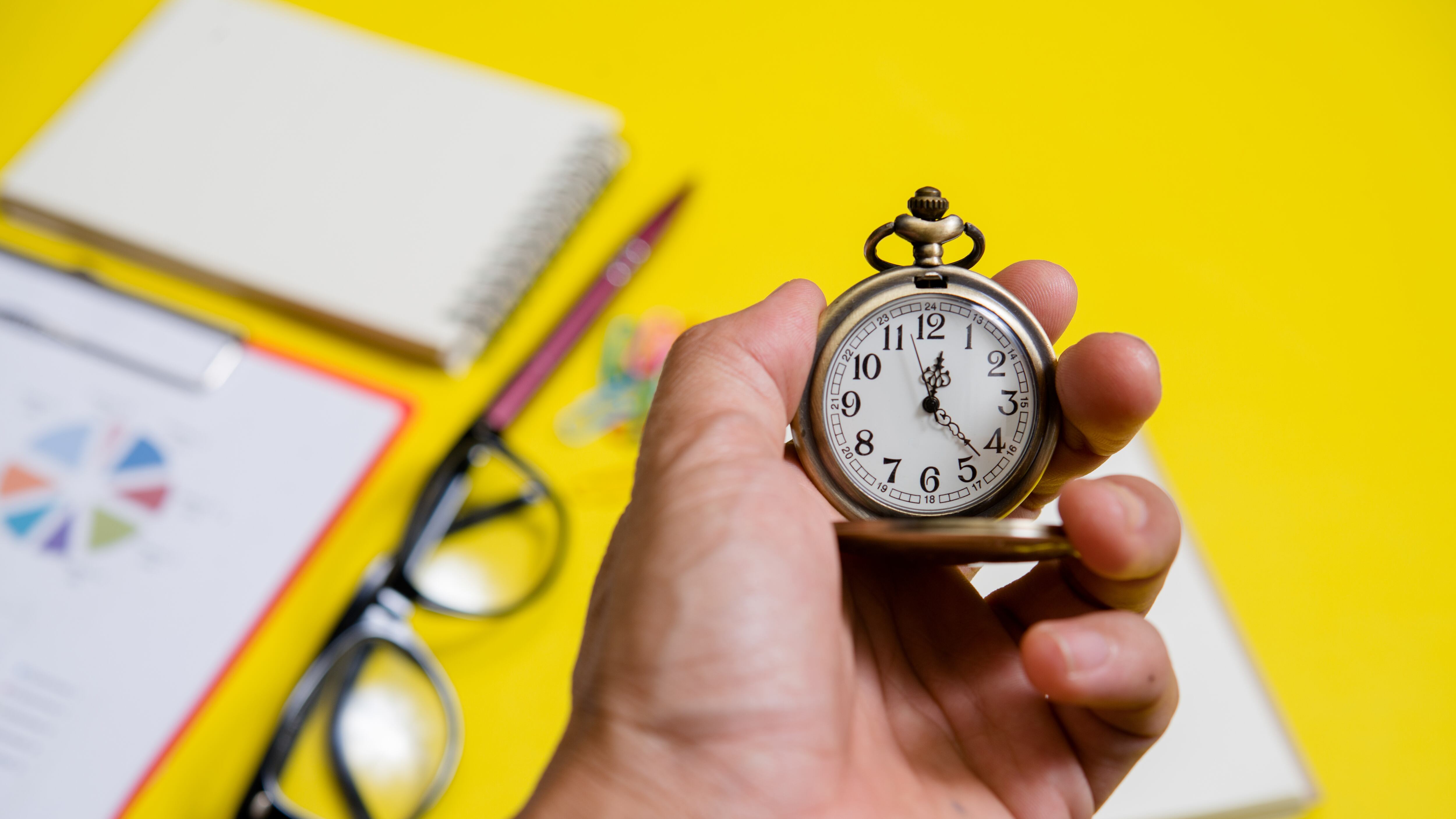 Una administración del tiempo óptima es una habilidad necesaria para lograr el máximo desempeño en tu vida profesional y para conseguir un desarrollo personal. Foto: Freepik.