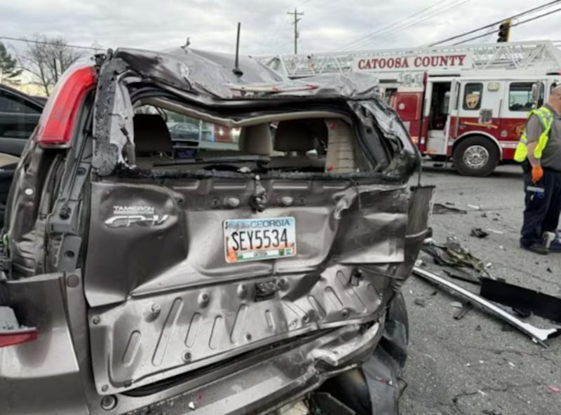 VIDEO: Mujer de 83 años provoca choque múltiple al confundir el freno con el acelerador - Fuente: Tomada Local3News