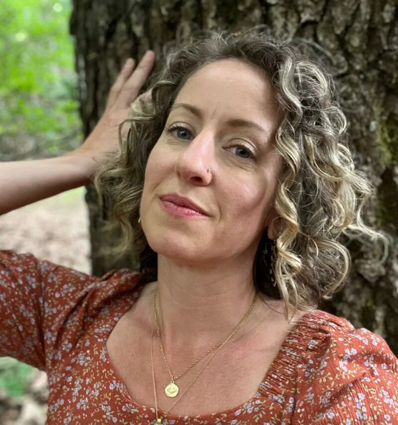 Mujer aseguró a que está en una relación erótica con un roble ya que ningún ser humano se puede comparar.