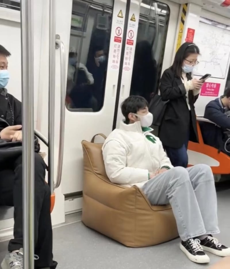 Joven crea un sillón para sentarse en el metro (Foto: Captura de pantalla)