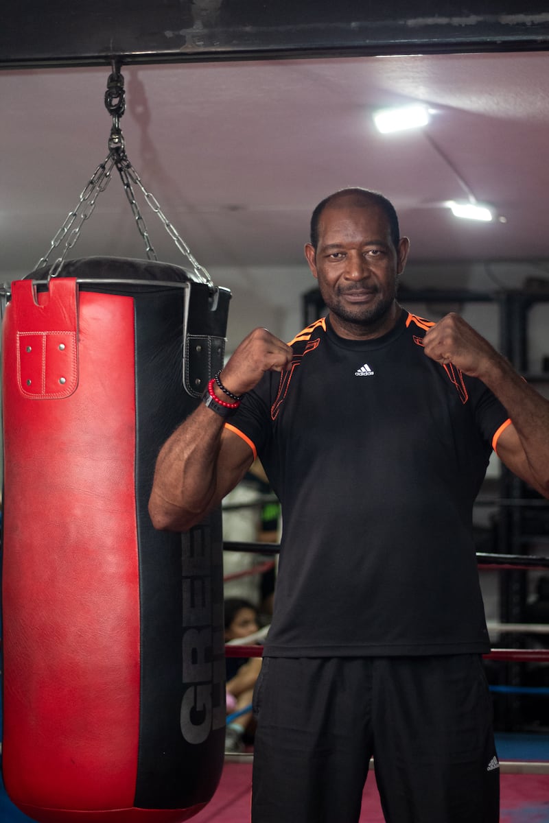 Mientras otros niños jugaban con bolas o participaban en juegos tradicionales, Espinoza prefería entrenar por su cuenta.