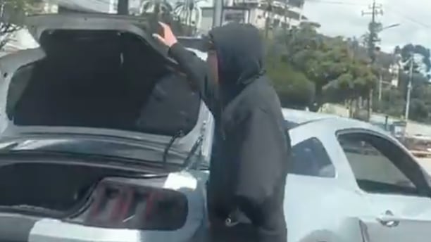 Esto se sabe del vehículo de alta gama que conducía el joven que aparece armado en un video en Quito