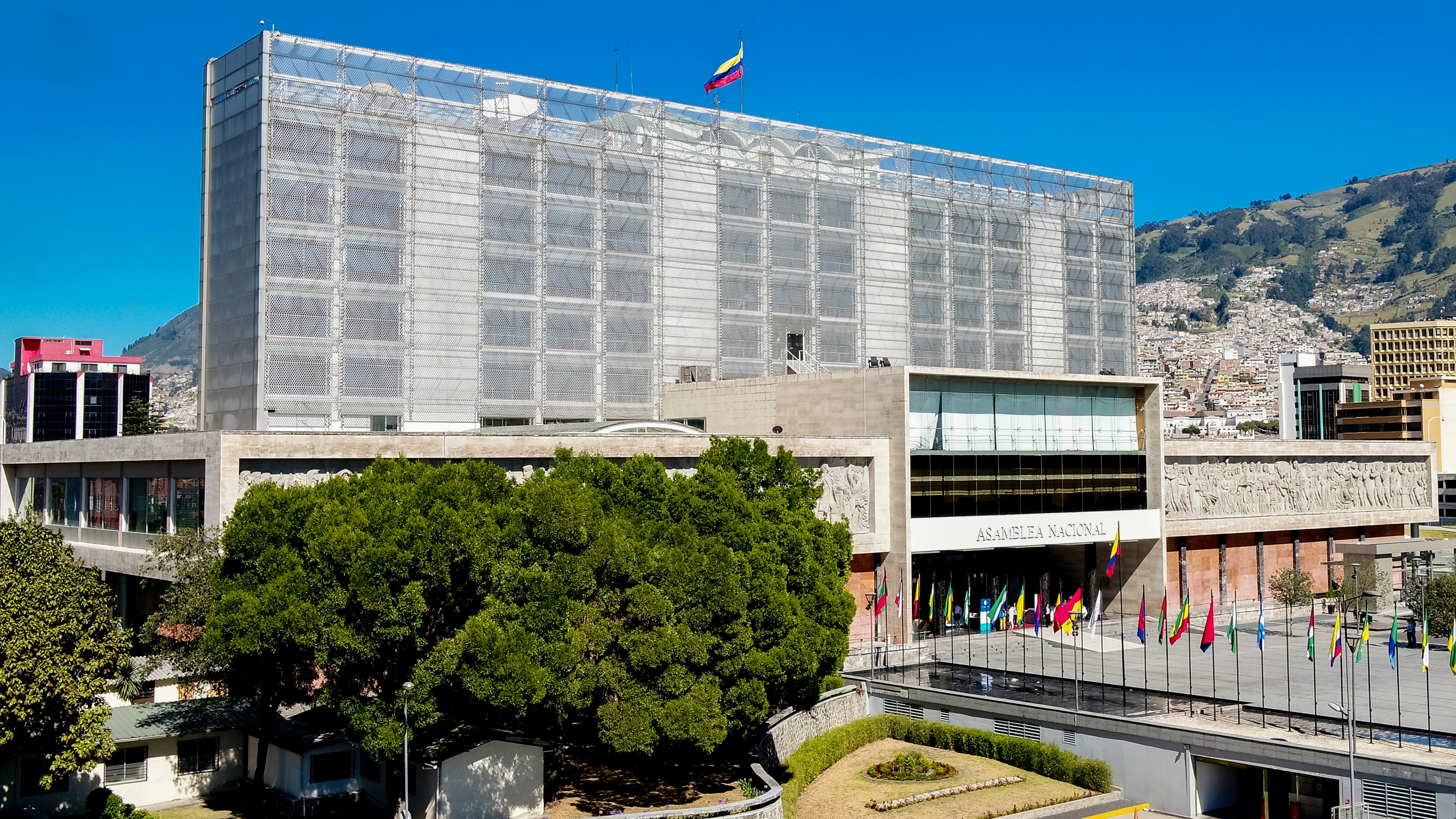 Cierres viales en los alrededores de la Asamblea Nacional por posibles marchas en Quito