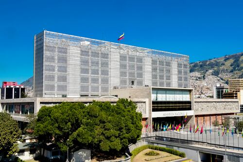 Cierres viales en los alrededores de la Asamblea Nacional por posibles marchas en Quito