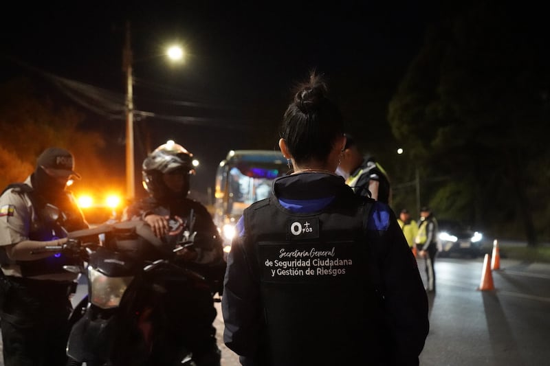 Sujeto con fotos de armas, dinero y videos de encapuchados en su celular fue detenido en la Av. Simón Bolívar, en Quito