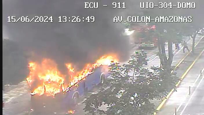 Un bus se incendió en el norte de Quito