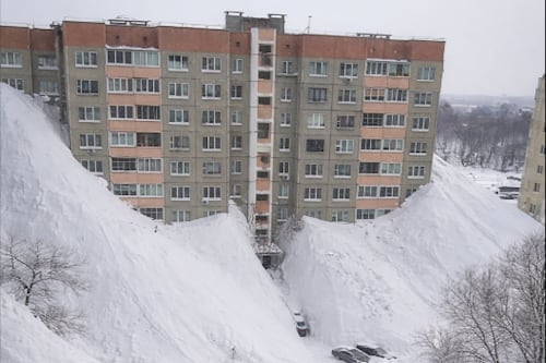 Imágenes impresionantes: nieve cubre edificios y autos en Rusia