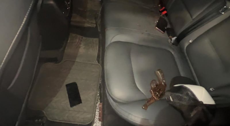 Sujetos que robaron vehículo se enfrentaron a bala con la Policía en el centro de Quito