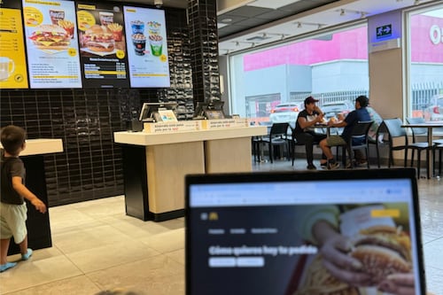 McDonald’s ofrece espacios de coworking en sus restaurantes por apagones en Ecuador