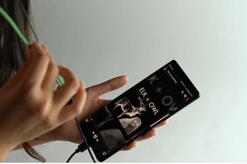 ¿Todavía utilizas auriculares con cables? Es posible que alguien esté escuchando