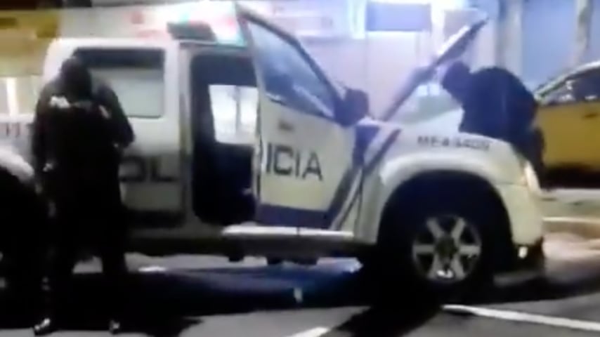 Policías se estrellaron contra un árbol en el norte de Quito