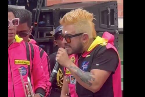 Papaya Dada se molestó por lanzarles espuma en Carnaval de Ambato, aquí la razón