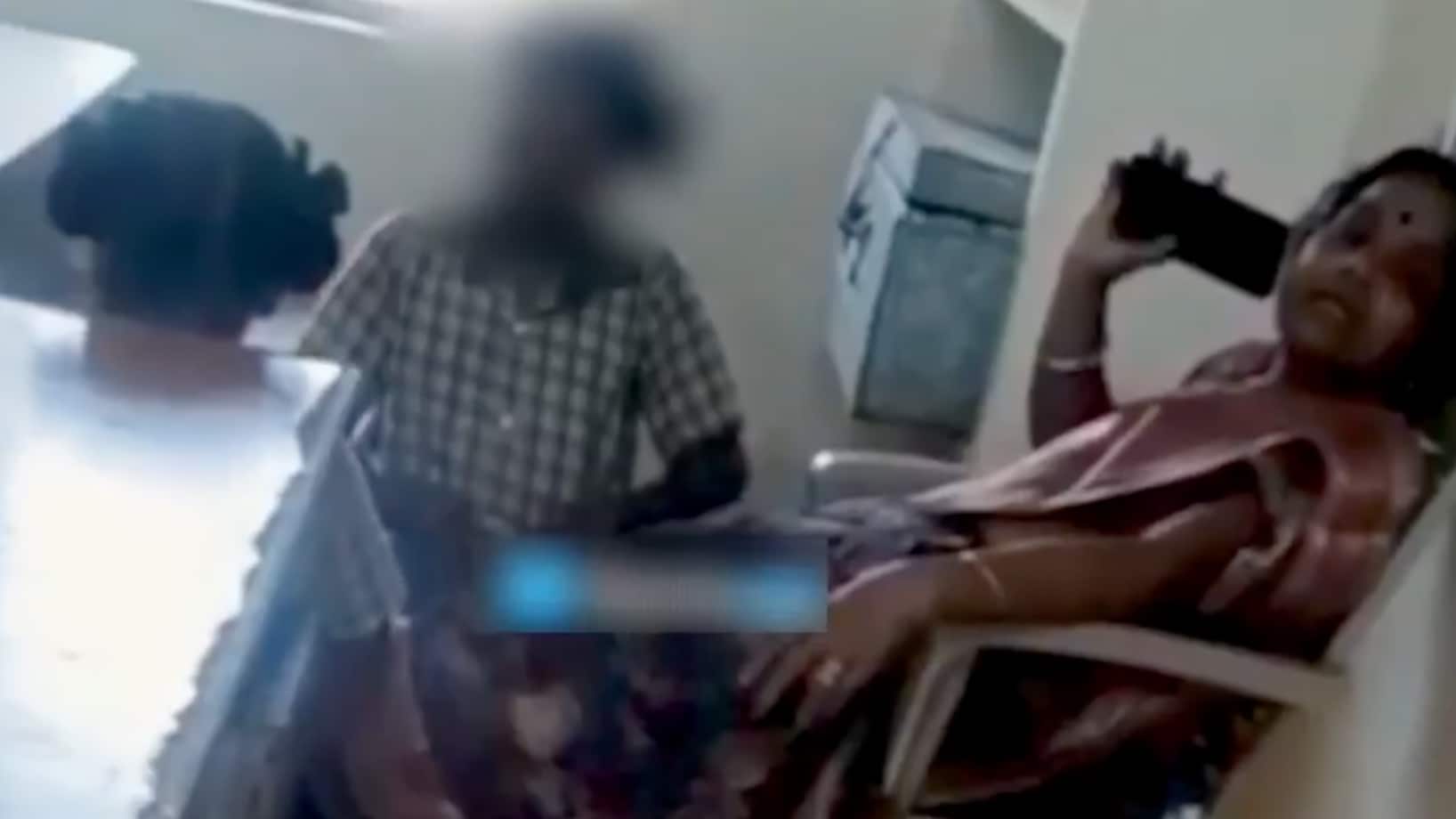 ¡Indignante! Maestra obliga a sus alumnos a masajearle los pies durante las clases - Fuente: Video de X