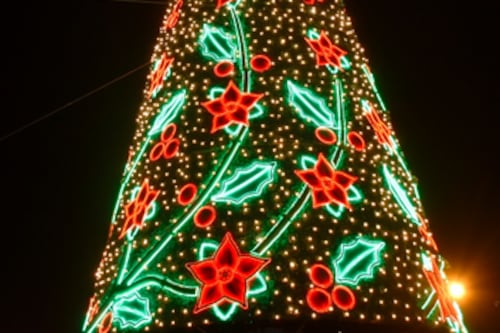 Policentro enciende hoy su árbol de Navidad de 28 metros de altura que ilumina generaciones