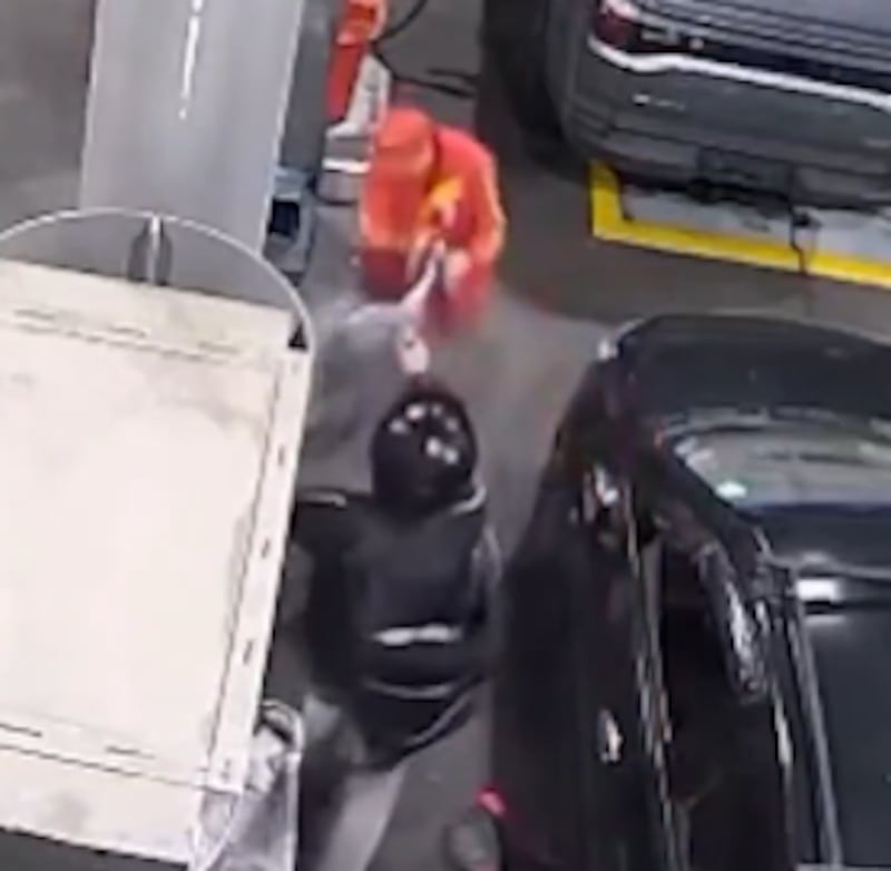 Despachador de gasolina frustra asalto bañando en combustible a delincuente en Quito - Fuente: Video de TC Televisión