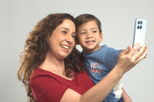 Claro celebra a mamá con beneficios que conectan, entretienen y premian