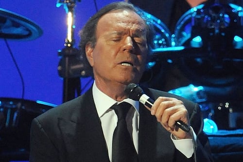 Los mensajes de WhatsApp que publicó Julio Iglesias de sus empleadas para demostrar su inocencia