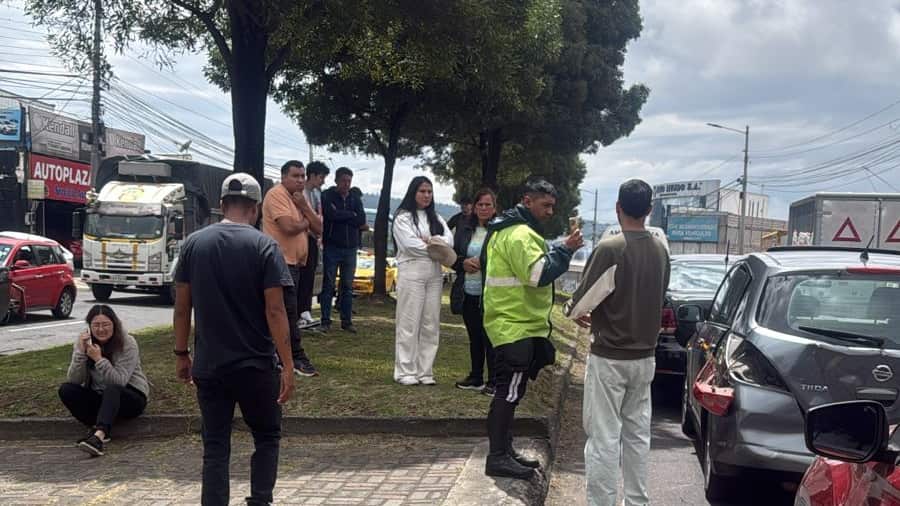 Colisión entre cuatro vehículos deja dos heridos en la Eloy Alfaro